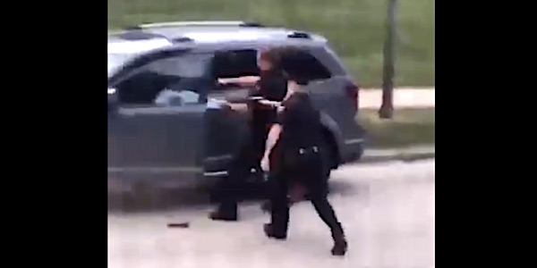 Riots erupt in Kenosha, Wisconsin after police open fire on
black man 1