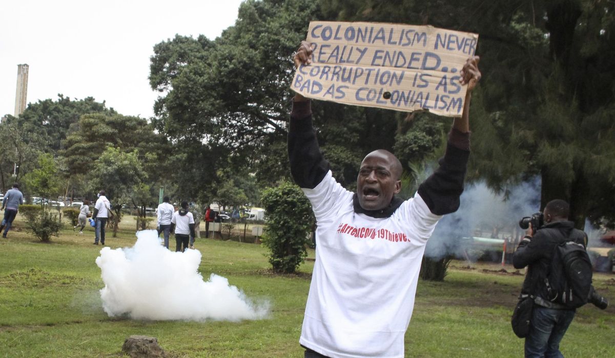 Kenyan police teargas anti-corruption protesters in
Nairobi 1