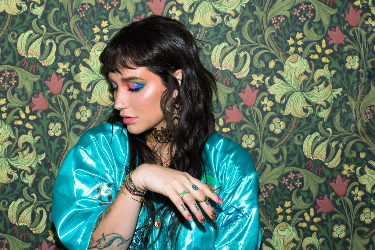 Kesha’s beauty essentials include mood-matching makeup and a
‘psycho’-looking mask 1