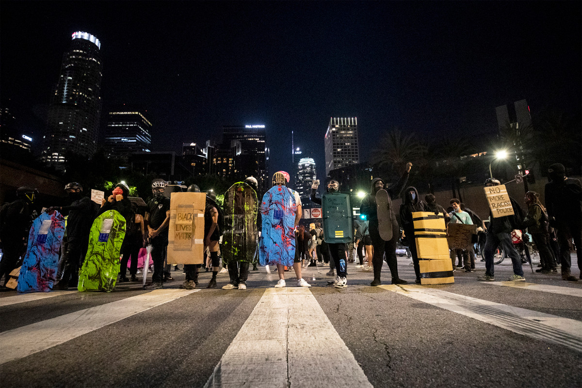 LA protesters claim police labeled their makeshift shields
as ‘weapons’ 1
