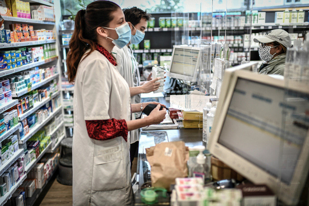 CDC warns workers to avoid arguing with anti-mask
customers 1