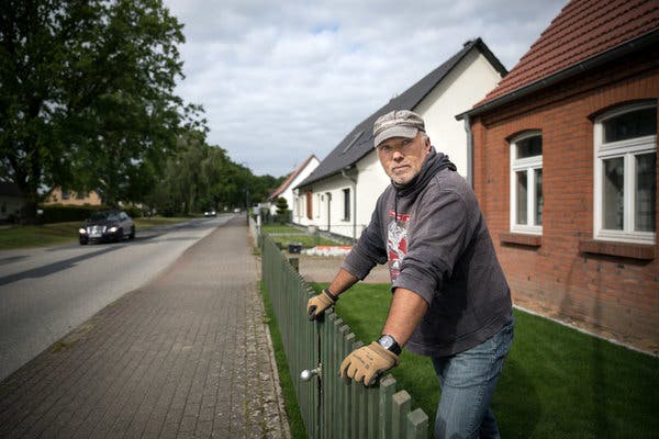 Body Bags and Enemy Lists: How Far-Right Police Officers and
Ex-Soldiers Planned for ‘Day X’ 1