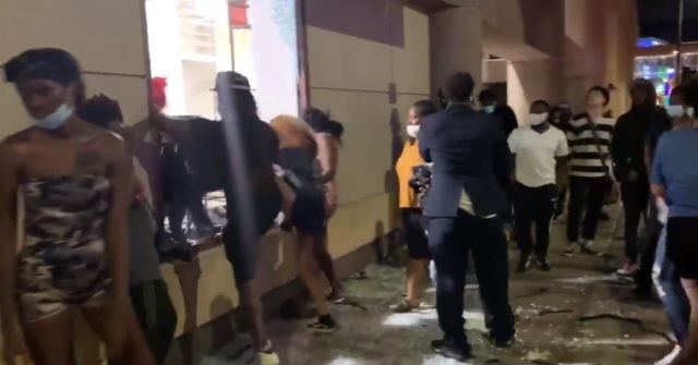 Minneapolis Police Chief Quashes Rumors that Sparked Mass
Looting: 'This Is Not an Officer-Related Incident' 1