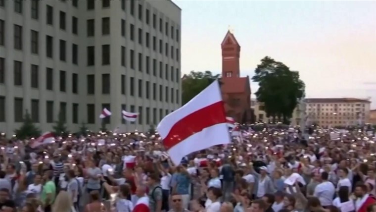 Army could be drafted in to 'protect monuments' as thousands
protest in Belarus 1