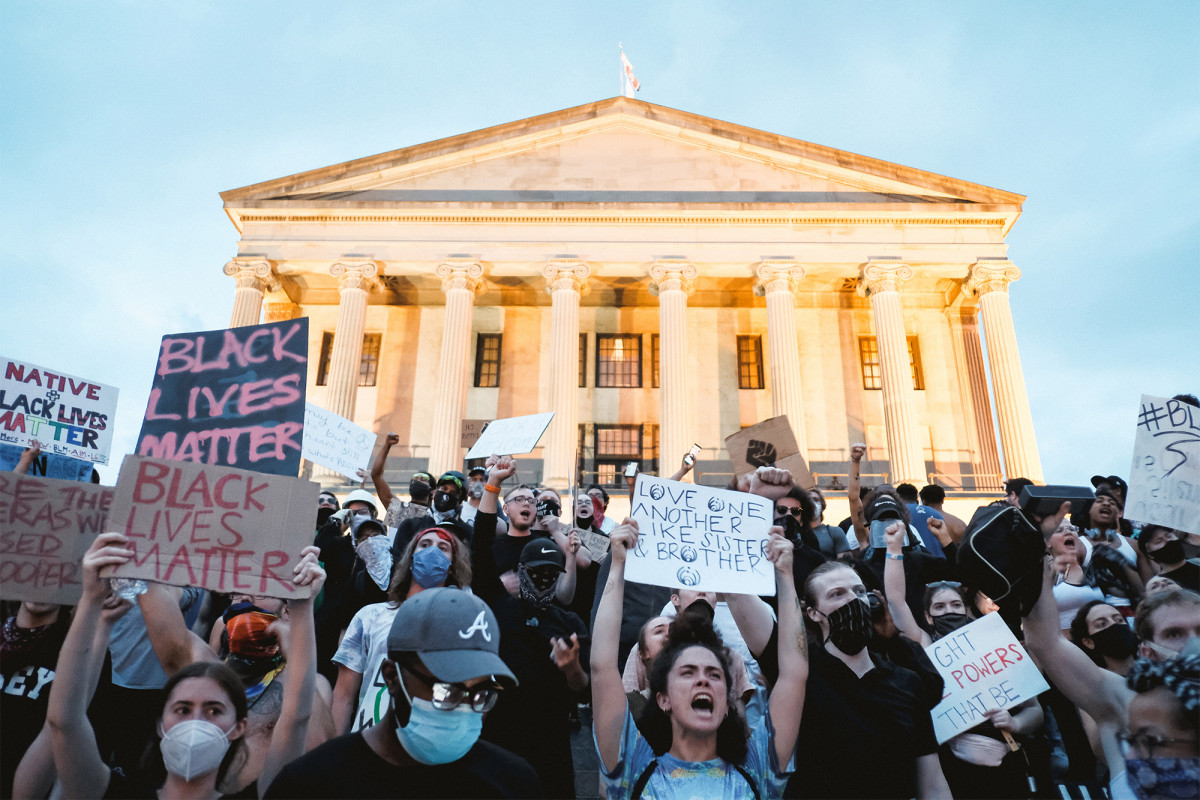 Topless woman arrested after allegedly throwing cigarettes
at Nashville protesters 1