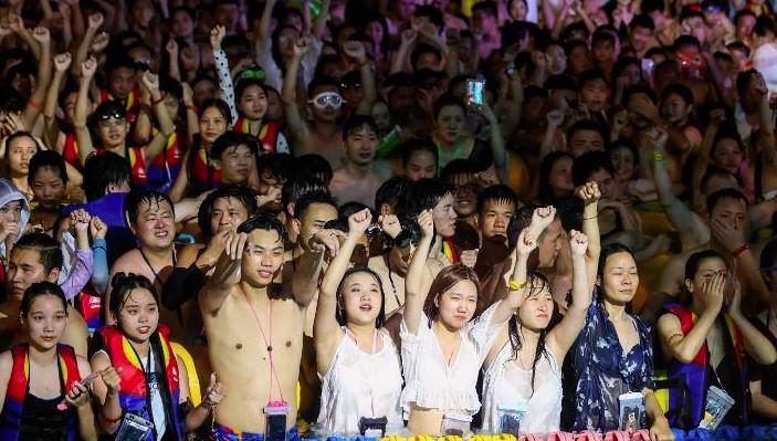 Party At Ground Zero: Wuhan Water Park Hosts Massive Concert
With No Social Distancing Or Masks 1