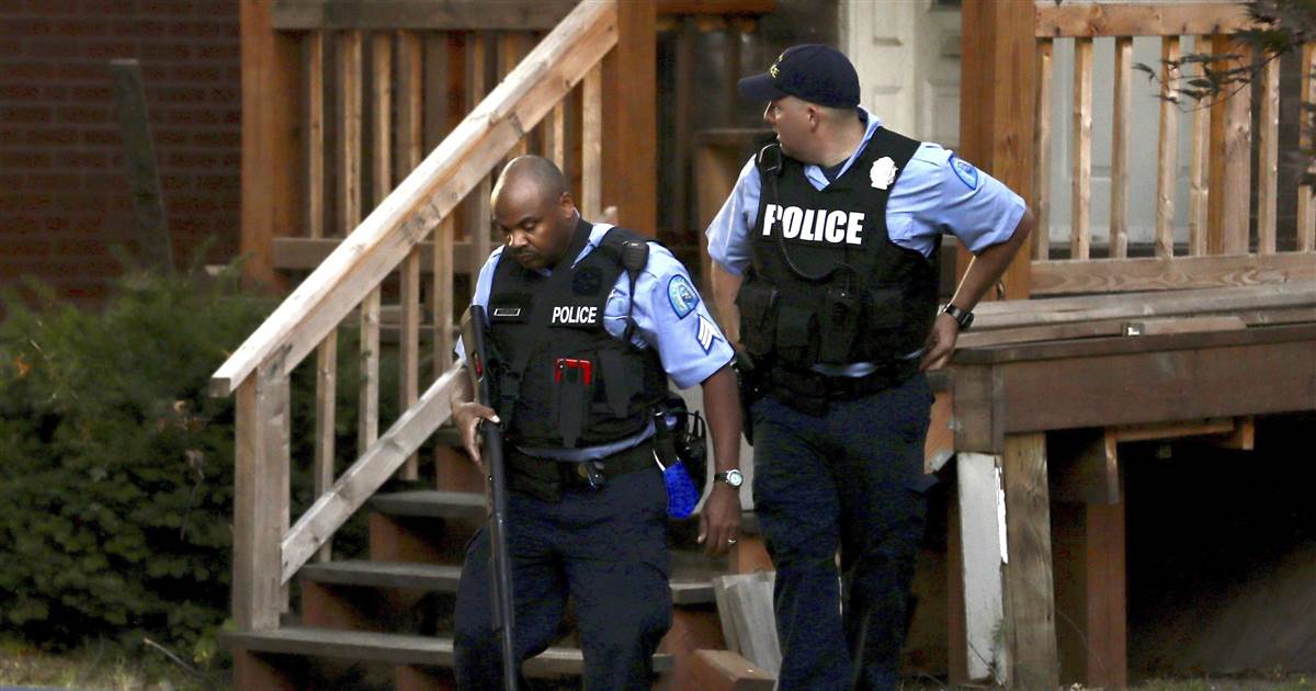 St. Louis police officer fatally shot by barricaded
gunman 1