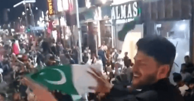 UK: Huge Crowds Ignore Lockdowns to Celebrate Pakistan
Independence Day, Attack Police 1