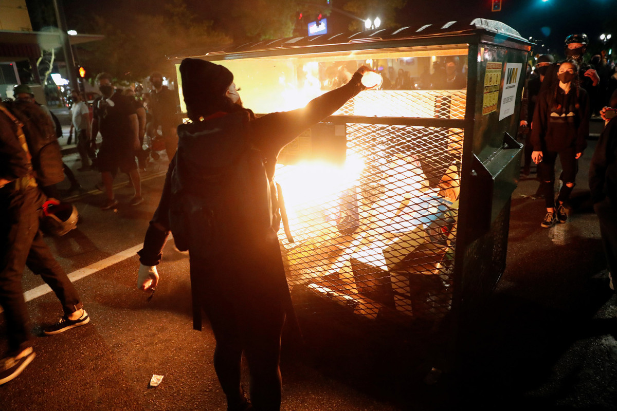 BLM protesters set Portland police station on fire as riot
intensifies 1