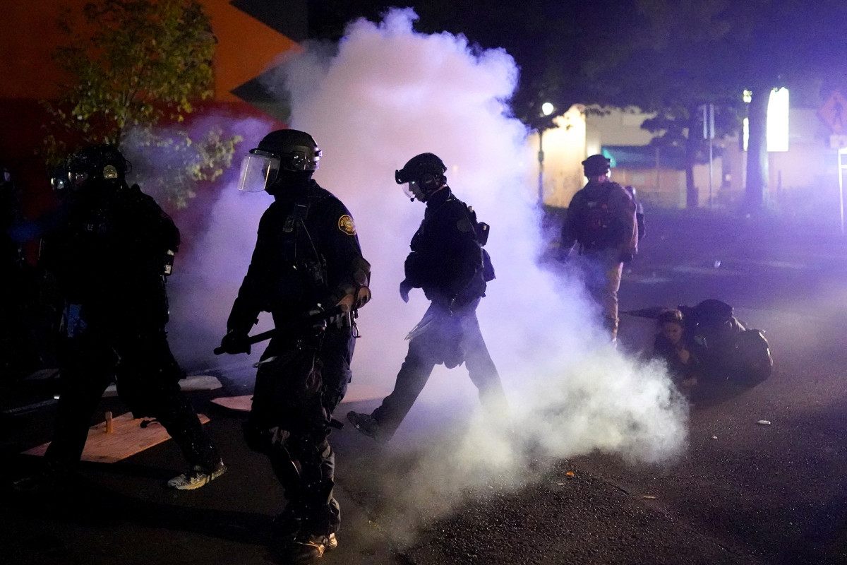 Trump offers to send National Guard to Portland to quell
protest violence 1