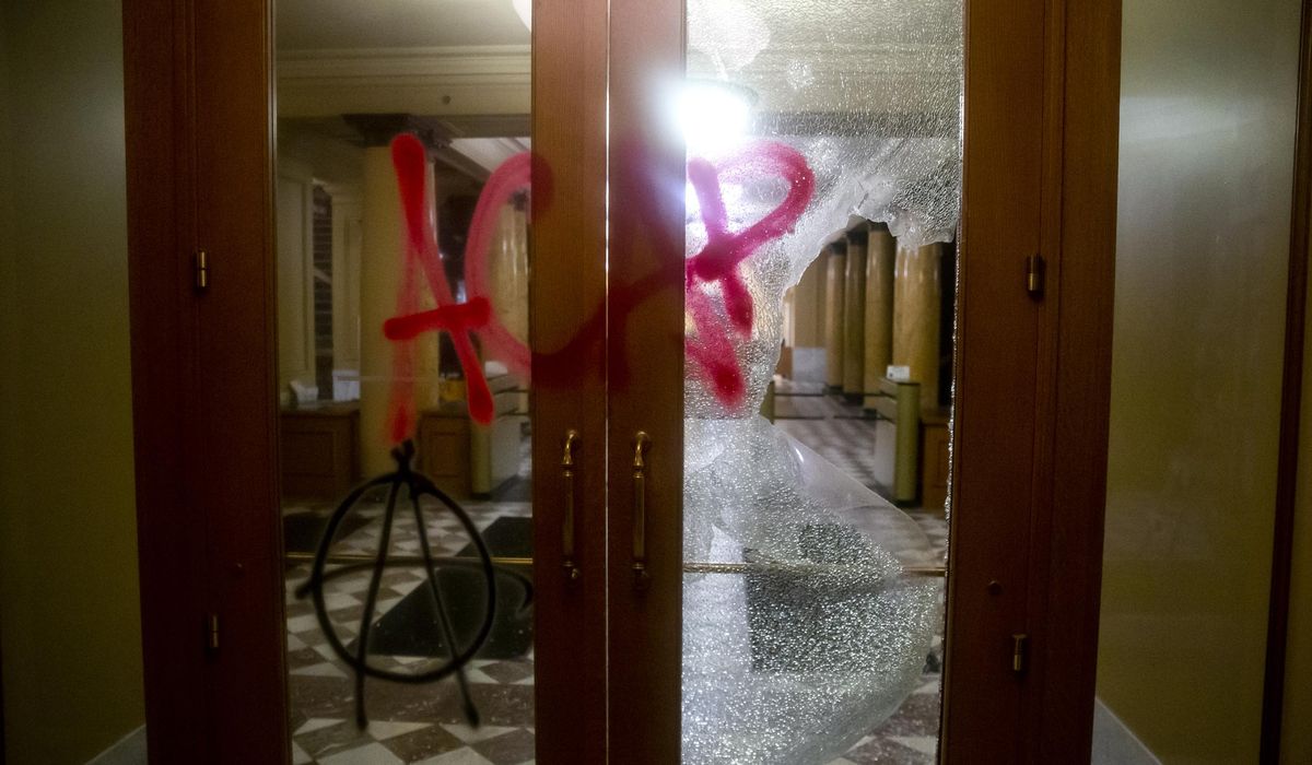 Protesters hold sit-in at Portland mayor's condo
building 1