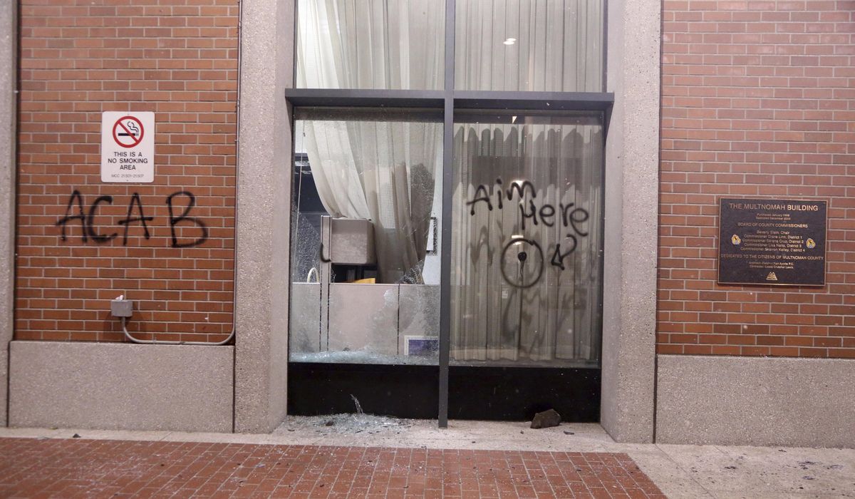 Portland police: Riot outside federal immigration
building 1