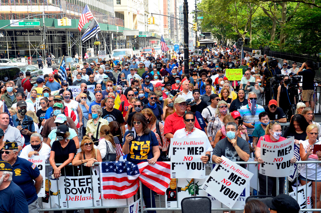 ‘Defund de Blasio’: Hundreds gather outside City Hall to
protest the mayor 1