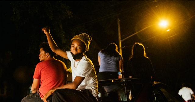 WATCH: Kenosha Protesters Yell, Honk Vehicle Horns in
Residential Areas 1