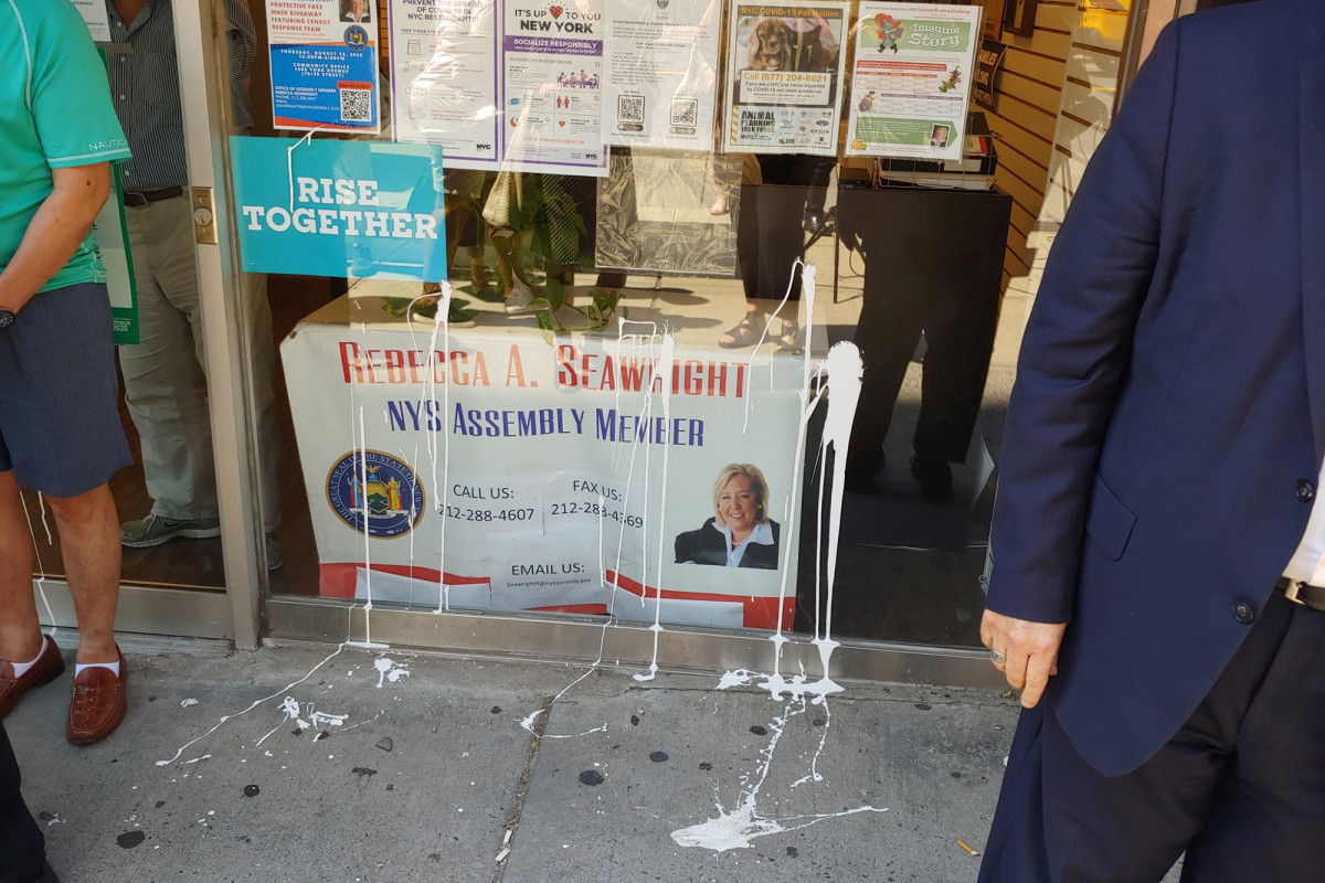 Man charged with leaving anti-Semitic note on Manhattan
assemblywoman’s office 1