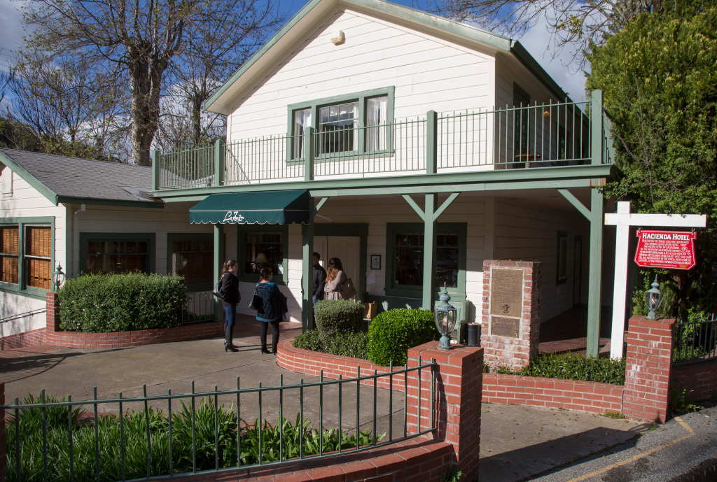 San Jose’s historic La Forêt restaurant reopens for
creekside dining 1