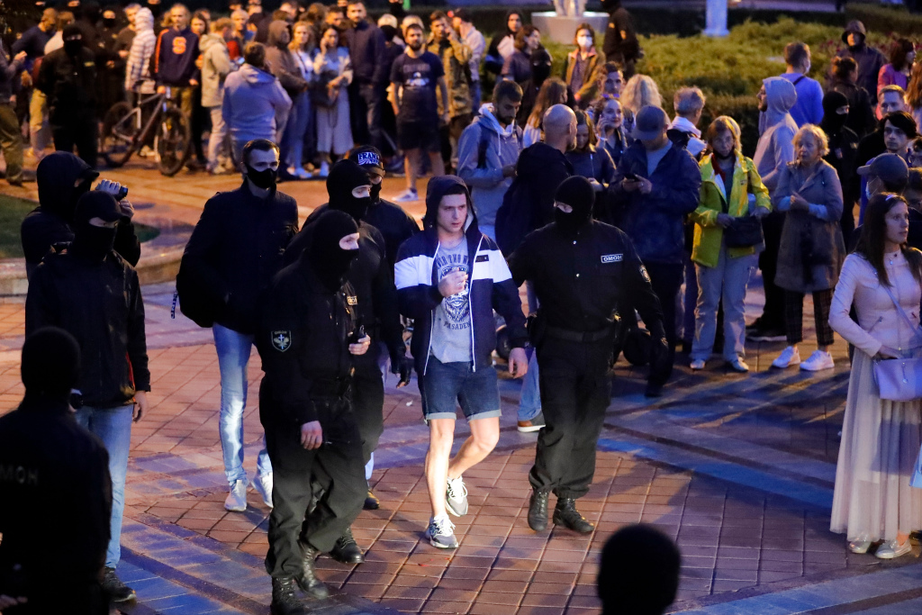 Belarus authorities crack down on protests, seize
dozens 1