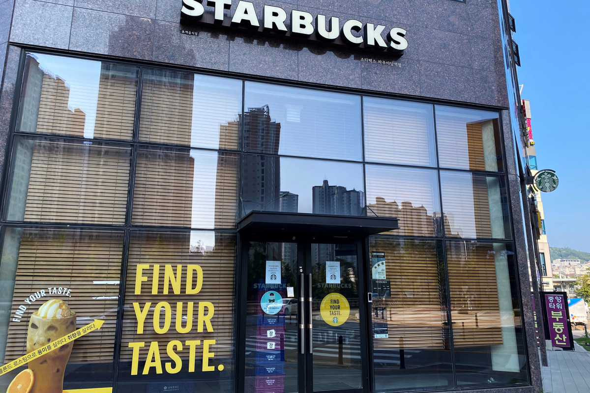 Mask-wearing employees at Starbucks in South Korea avoid
coronavirus following outbreak 1