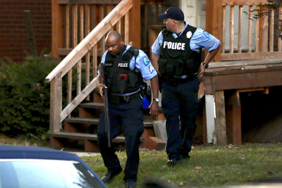 St. Louis police officer dies after being shot in head by
gunman 1