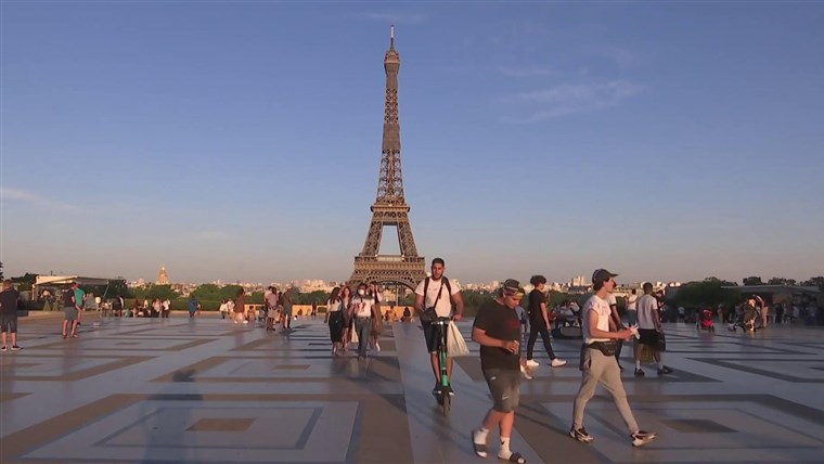 Paris mandates masks in all public places amid spike in
coronavirus cases 1