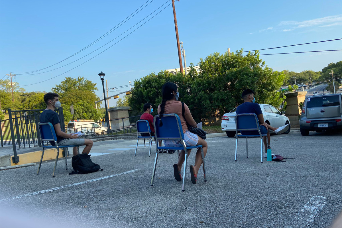 Viral photo shows Texas college holding class in parking
lot 1