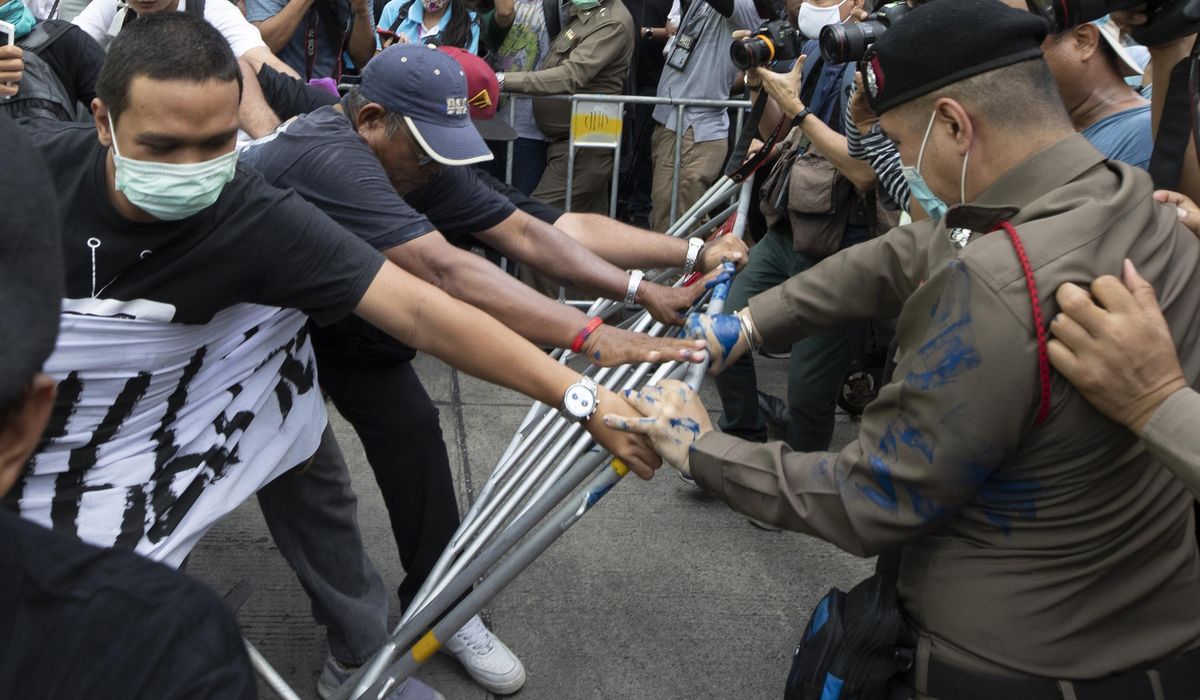 Anti-government protesters in Thailand tussle with
police 1
