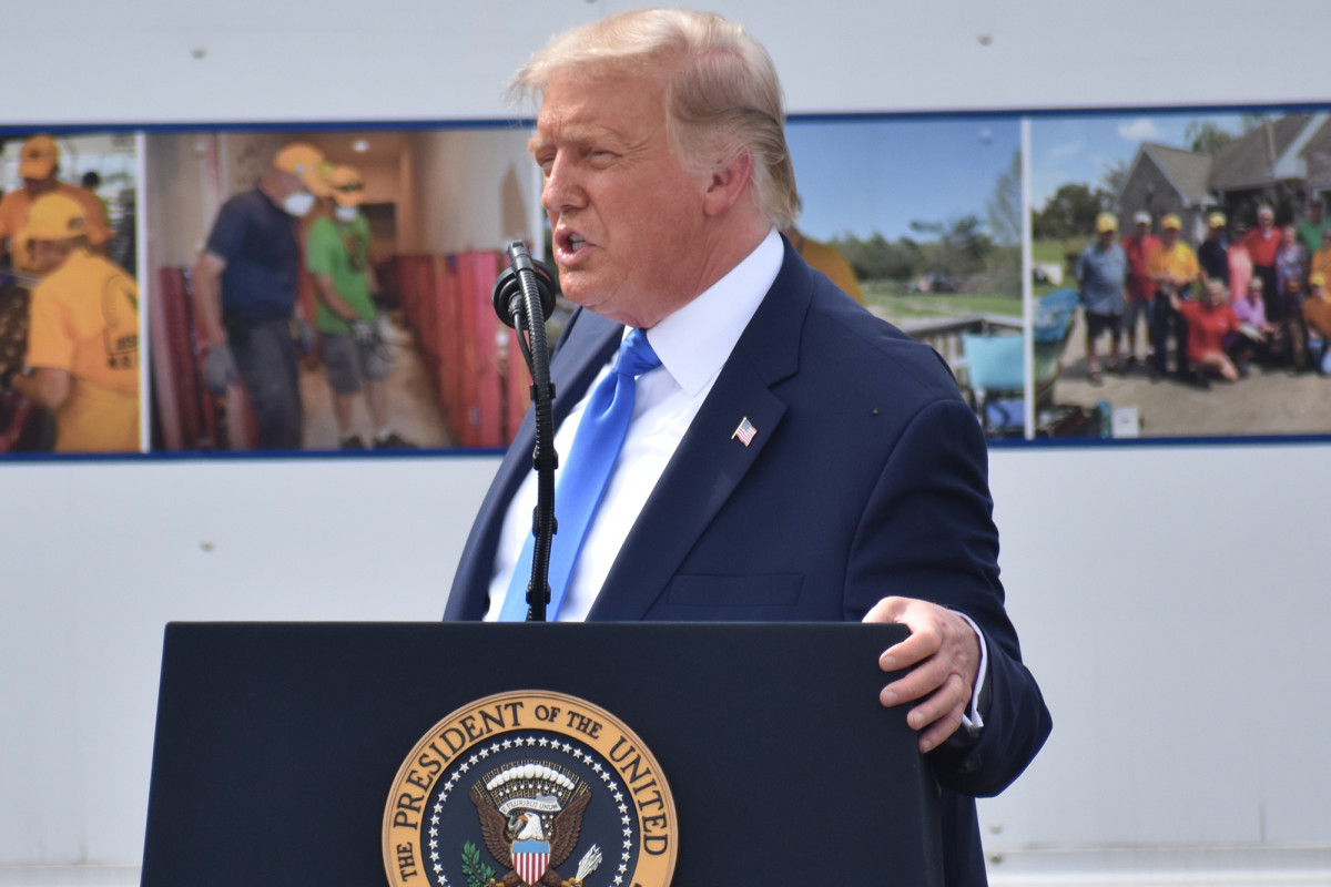 Trump urges Oregon lawmakers to ask for help ending Portland
protests 1