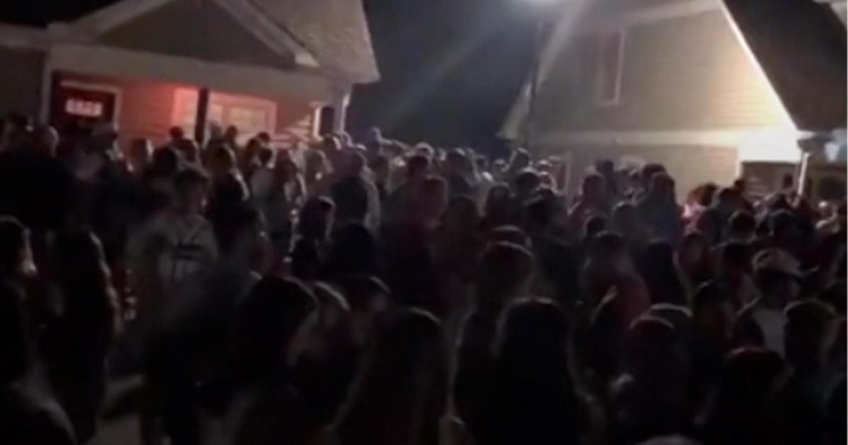Georgia college students throw massive party despite
COVID-19 1