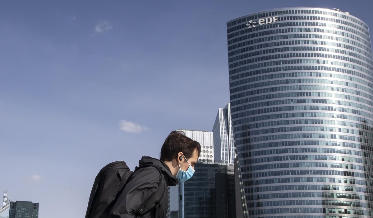 France weighs mask mandate at work as virus
reawakens 1