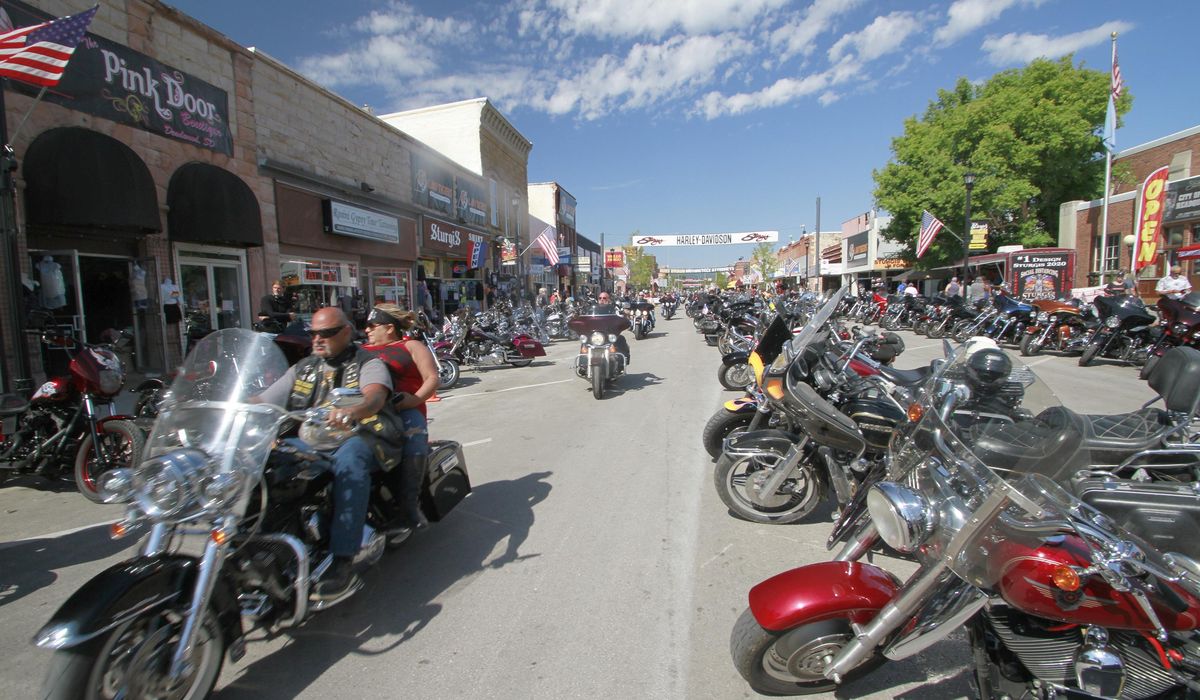 Harleys everywhere, masks nowhere: Sturgis draws
thousands 1