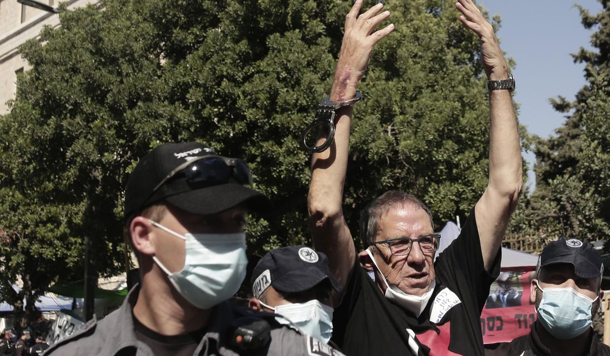 Israel clears protest camp ahead of pro-Netanyahu
rally 1