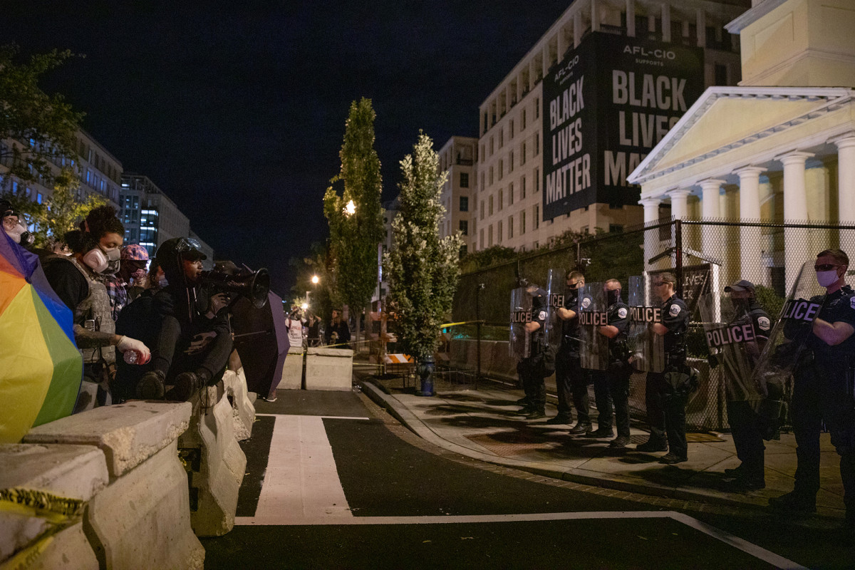 Black Lives Matter protesters, cops clash again in DC
overnight 1