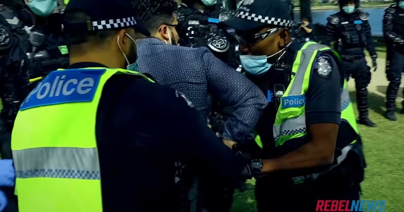 Australia: Riot Police Drag Journalist to the Ground, Arrest
Him For Covering Anti-Lockdown Protest 1