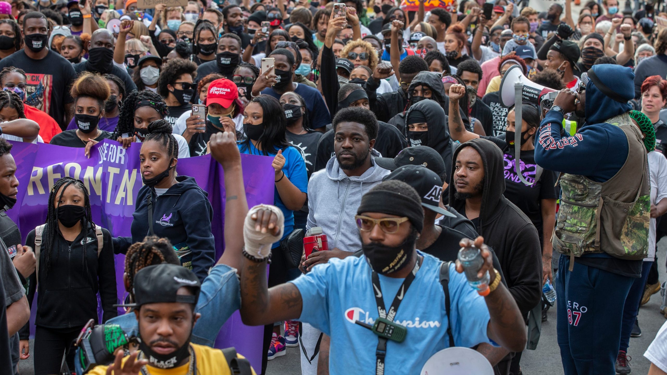Breonna Taylor protests: Police use flash bangs hours before
curfew in Louisville; mayor says violence 'will not be
tolerated' 1