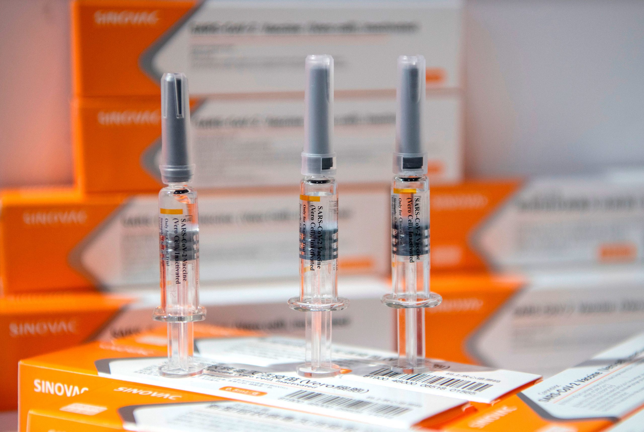Trump disputes CDC head's vaccine timeline and mask
claims 1