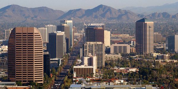 Federal officer gunned down outside Phoenix
courthouse 1