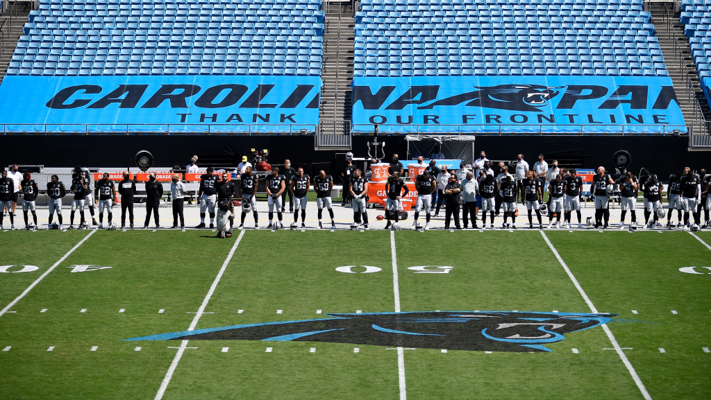 Raiders link arms for national anthem as some Panthers kneel
in protest of police violence 1