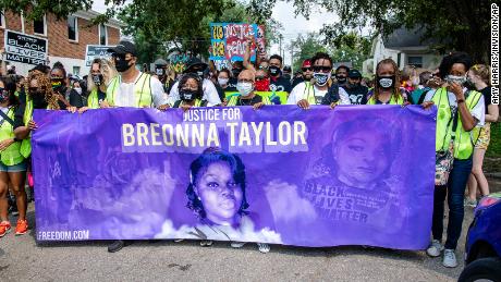 Breonna Taylor grand jurors say there was an 'uproar' when
they realized officers wouldn't be charged with her death 1