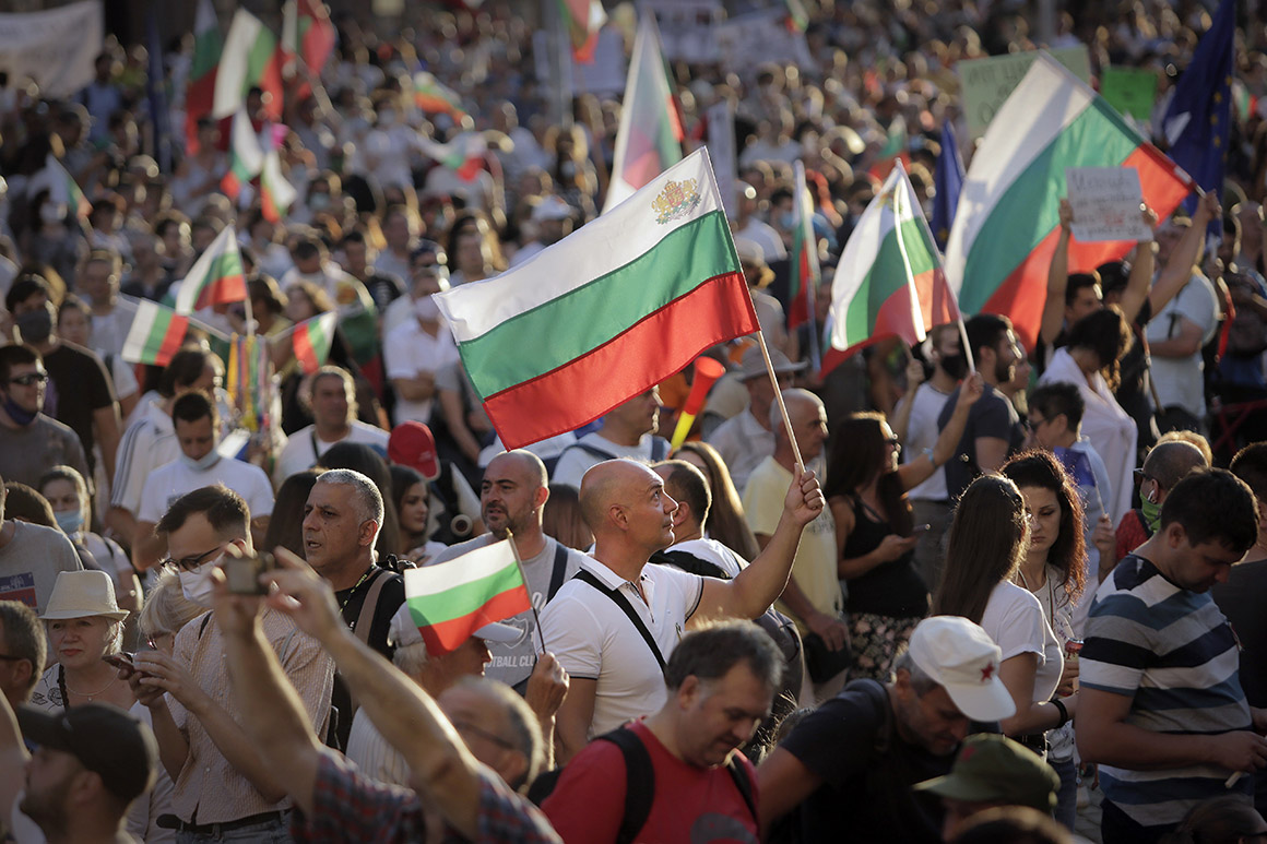 Riot police and protesters clash in Bulgaria as corruption
crisis deepens 1