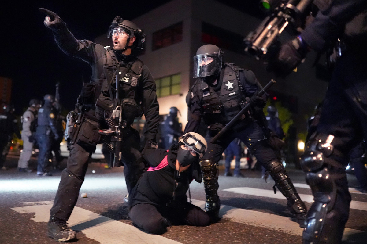 US Marshals deputize Oregon state police to help quell
Portland riots 1
