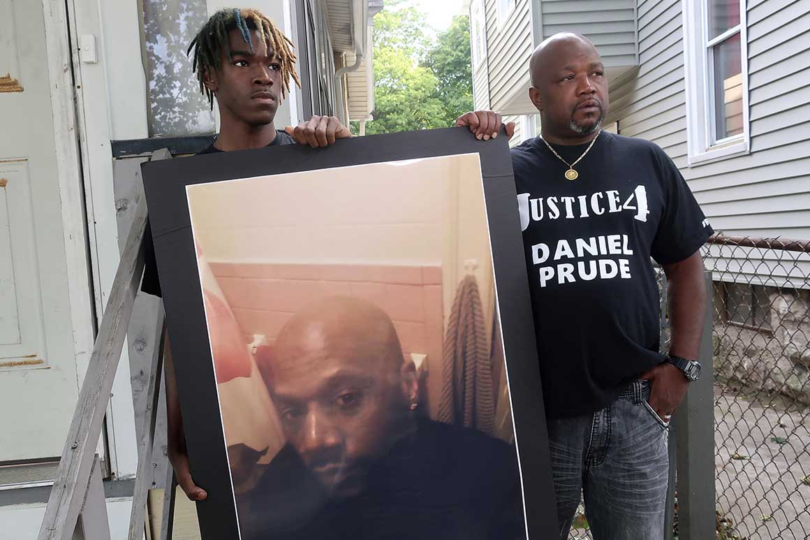 New York mayor suspends officers involved in man’s
suffocation death 1