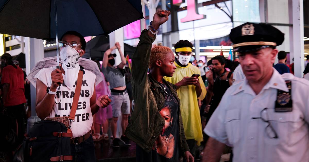 Video shows car plowing through protesters in Times
Square 1