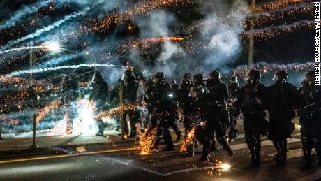 2 people were arrested after violent clashes between Trump
supporters and counter-protesters in Oregon 1