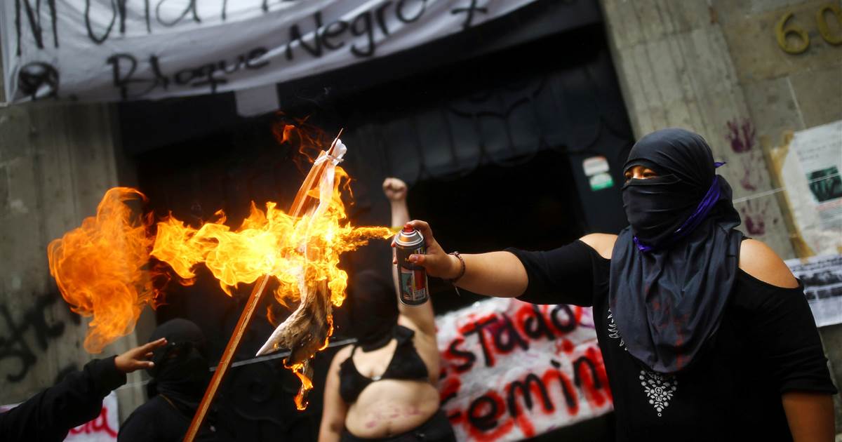 Crime victims, women activists take over human rights office
in Mexico 1