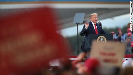 No social distancing and few masks as crowd waits for Trump
rally in Nevada 1