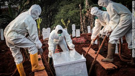 Indonesians caught without a mask forced to dig graves for
Covid-19 victims 1