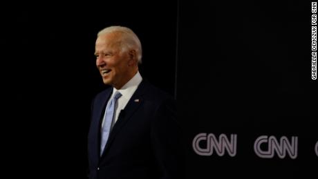 No debate handshake for Biden, Trump. First presidential
showdown adapts to Covid-19 1