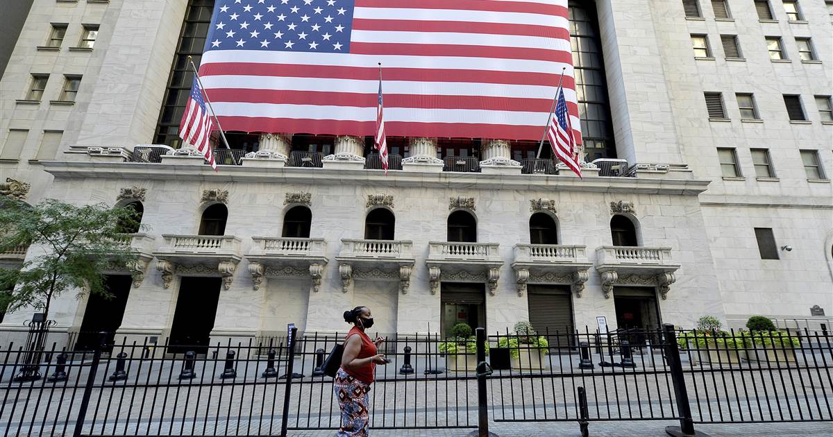 Wall Street plunges on fears of more global lockdowns, Dow
falls 900 points 1