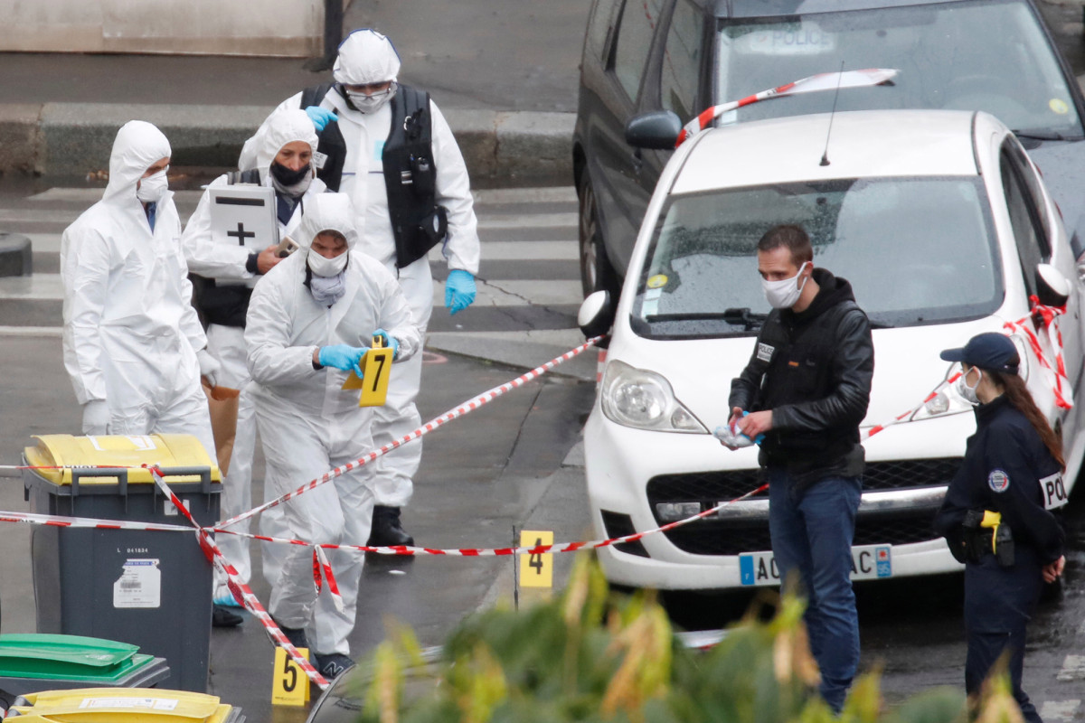 Seven detained for Paris knife attack near former Charlie
Hebdo offices 1