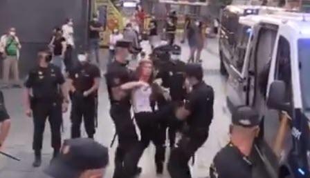 Citizens Stop Spanish Police From Arresting Woman For Not
Wearing Mask 1